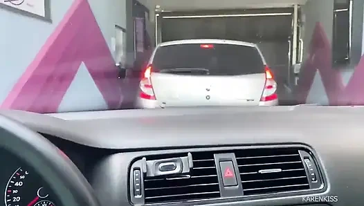 Karenkiss motelde yalnız ve onu emdiren bir yakışıklı kızla