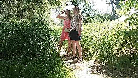 İki kadın kız ve olgun orta yaşlı seksi kadın herkesin içinde yol kenarında işeyen kırmızı külot çıkardı açık havada çiş lezbiyenler öpüşüyor