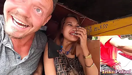 Trikepatrol sevimli tombul Asyalı genç kız sikiliyor