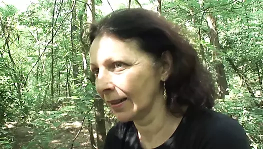 Bu seksi ateşli ninenin ıslak kıllı amını sikiyorum