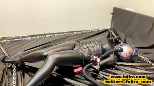 Fejira com – gaz maskesi ve parlak deri dokusu