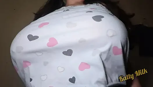 Katty Milk kamera önünde büyük doğal göğüslerini oynuyor ve sallıyor