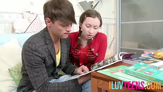 Yaramaz üvey kız kardeş erkek kardeşinin özel seks eğitimi derslerine yardımcı oluyor