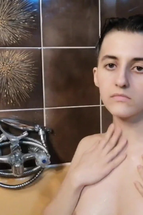 Küvetteyken saçımı ve vücudumu sidikle yıkıyorum