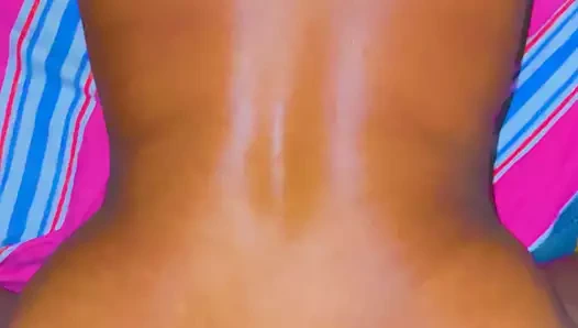 Onun büyük yarağı içimi çok fazla dölle dolduruyor