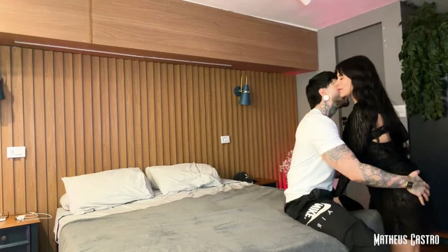 Yaramaz komşu beni dairesine davet etti ve her şeyi filme alıyor