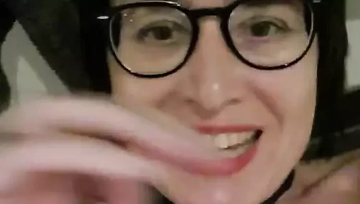 Orta yaşlı seksi kadın çeşmeyi cam duvara fışkırtıyor