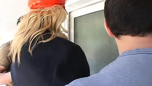 Azgın sarışın orta yaşlı seksi kadın yoğun bir şekilde parmaklanıyor