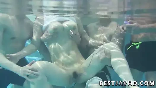 Yıldız ve çılgın Asyalı kadın Suzuna Komiya, bu sansürsüz xxx jav'de havuz başında olağanüstü bir derin gırtlak veriyor!