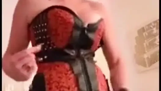 Bu büyük zenci yarağıyla götünü sikiyor