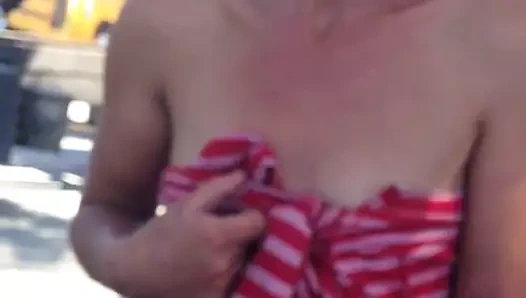 genç kadın göğüslerini gösterir