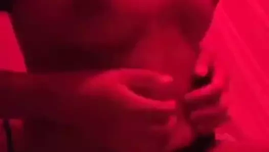 Filipinli göğüsler ile oynuyor