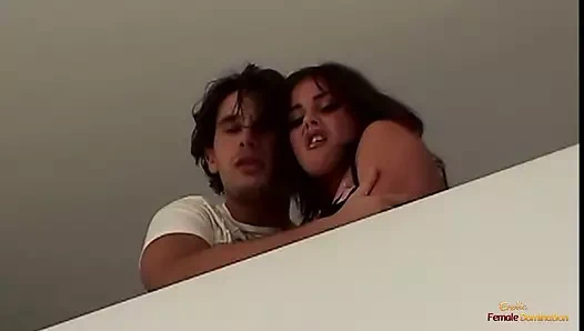 Büyük memeli iki çekici kadın büyük bir tutarken samimi sohbetlerde bulunmayı seviyor.