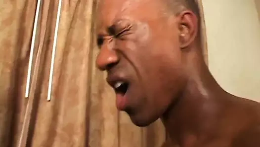 Büyük ganimet kız seviyor emme bir büyük siyah horoz üzerinde ona kanepe