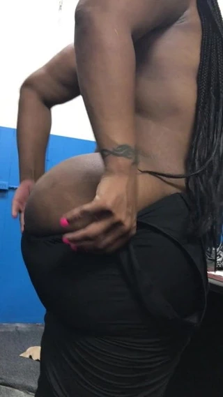 İri güzel kadının büyük götü sıkıştı