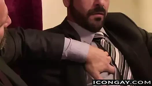 Dirk caber ve adam russo yatakta birbirlerine sert çakma