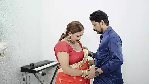 Güzel Hintli kız kardeşini görünce adam kayıyor ve baldızla seks yapıyor