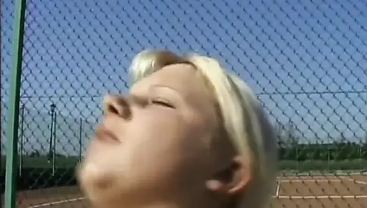 Sıkı fahişe futbol sahasında sikişiyor