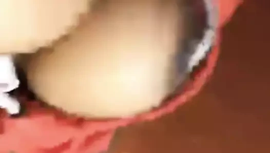 Zenci bebek karanlık meme uçlarını teşhir ediyor