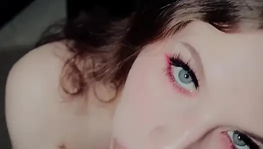 Beyaz kız tavşan fotoğraf çekiminin ortasında yarak emiyor
