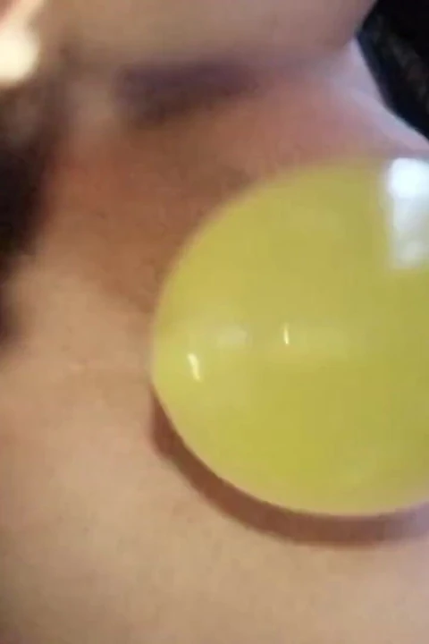 Prezervatifi balon gibi sidikle dolduruyor