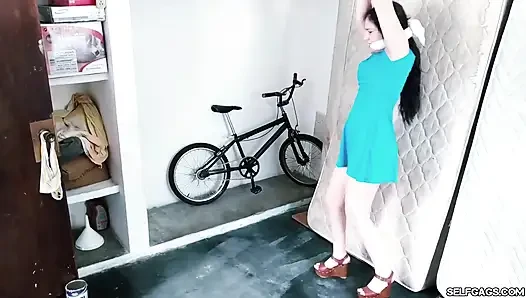 Parti kızı tavan ortasında sikiliyor