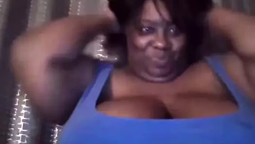 Bbw siyah busty güzellik istiyor senin boşalmak üzerinde ona dev memeler