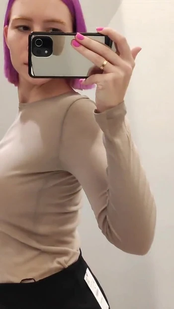 Знаковый момент из "Примерь фургонные свитера в примерочной. Красотка с большими сиськами тянет на себя одежду. Вид во время примерки"