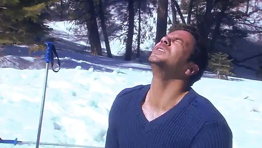 Büyük kavunlu ateşli sürtük karda sikiliyor