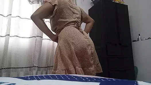 Kremsi amcık !! ÜVEY KıZ TELEVIZYON PORNO FILMİNE DOKUNUYOR VE IZLIYOR