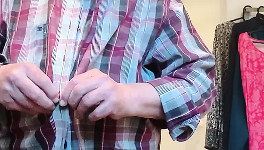 Kıyafetlerini değiştiriyor