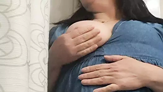 Üvey anne üvey oğluna mastürbasyon yapıyor ve sütünü emiyor ve ağzına gösteriyor