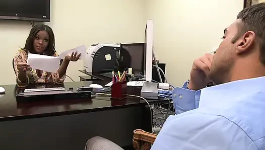 Çikolatalı genç kız zevkten çığlık atarken yarağa biniyor