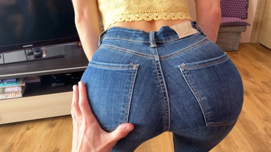 Fucking a Hot Babe with Big Round Ass is sexy Tight Jeans