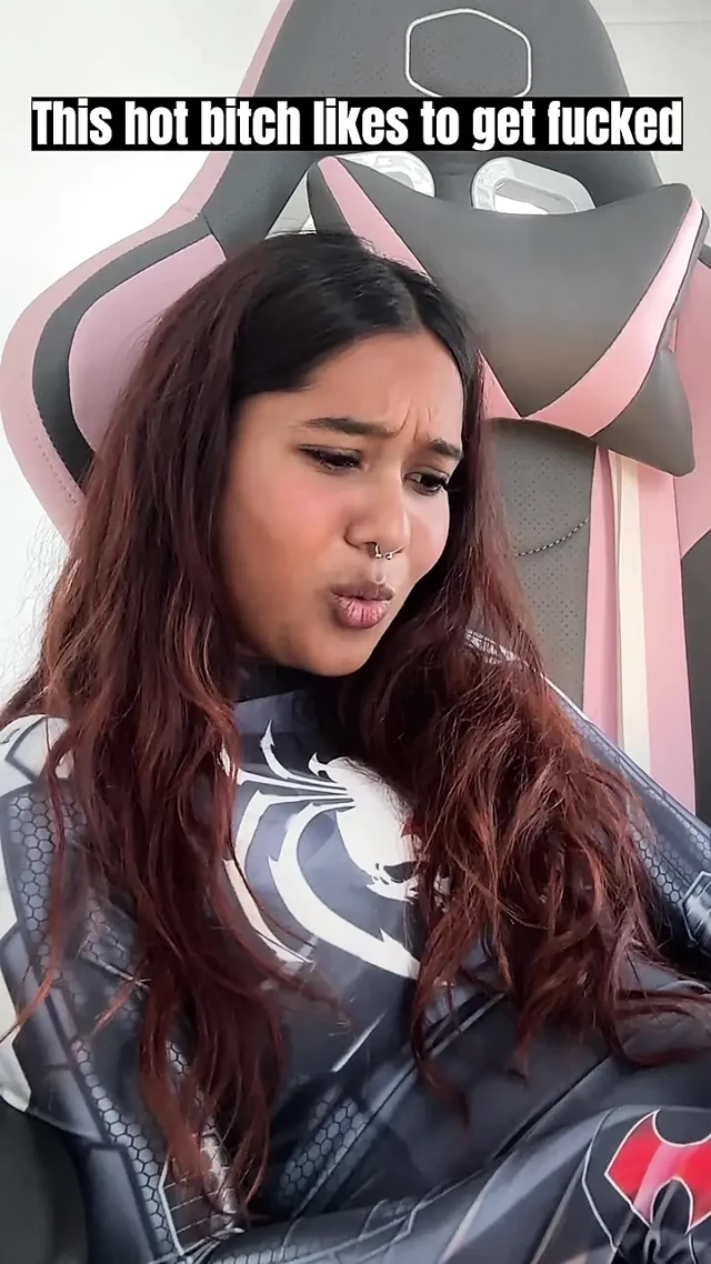 Küçük desi kız mia z mastürbasyon yapıyor ve hentai'ye tepki veriyor