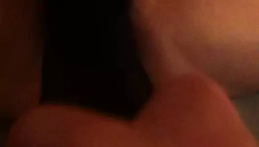 Yatağa kelepçeli ve yalamak için yapılmış