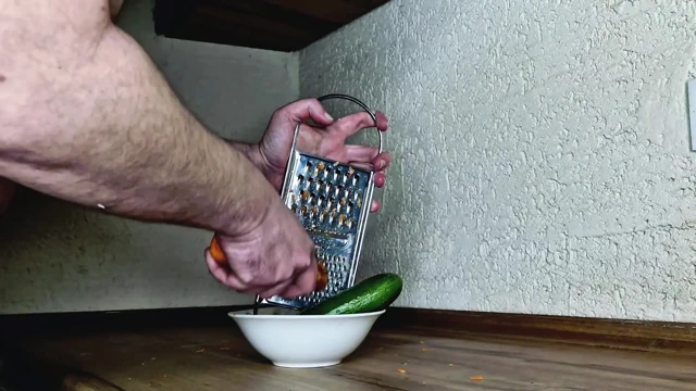 Götünü siktiğim havuçlardan salata hazırlamanı istiyorum.