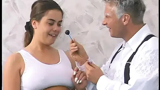 Baştan çıkarıcı genç esmer yatakta olgun adam tarafından perişan ediliyor