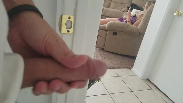 Застукали за мастурбацией и просмотром порно! Я думала, что одна!