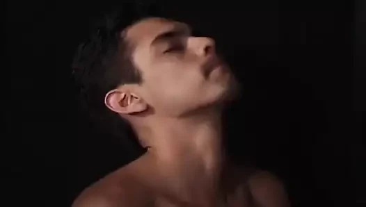 Seksi deri giysiler içindeki adamlarla büyüleyici eşcinsel üçlü seks