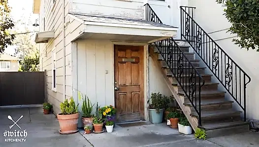 Aldatılan adam kız arkadaşının kirasını ödemek için aldatmasını izliyor - biseksüel cesaretlendirme gavat döl öpücüğü