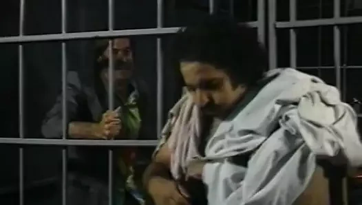 Sarışın fahişe hapiste sikiliyor