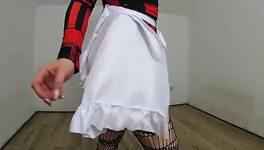 Erkek delisi hizmetçi terk edilmiş bir evi temizlerken süpürge ve paspasla mastürbasyon yapıyor