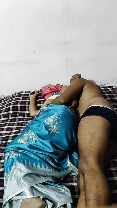 Aldatan evli kadın Hintli kadın kocasının yokluğunda sari ile sikişiyor
