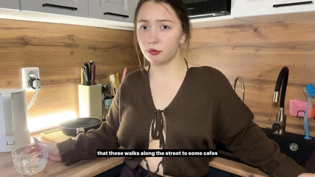 Sokaktan Bir Yabancı Kahve Içmek Için Kendini Bırakıyor