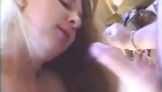 Bu mükemmel sarışın bebek nasıl emdiğini gösterecek