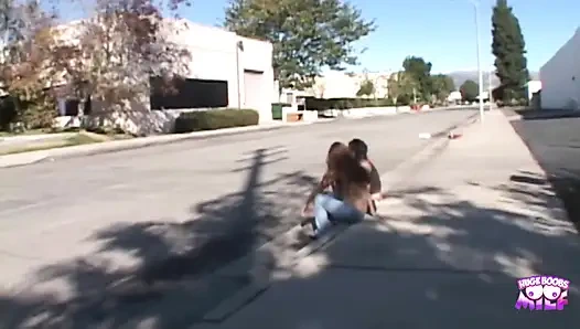 Isis Ray ve Leighlani Red ırklararası oral seks ve mutlu bir şekilde striptiz yapmayı memnuniyetle kabul ediyor