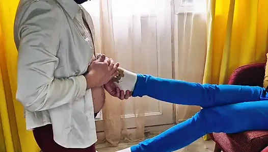 Spor ayakkabıyla uzun bir yürüyüşten sonra ayaklarım terliyor. İtaatkarımın ayak masajı zamanı geldi.