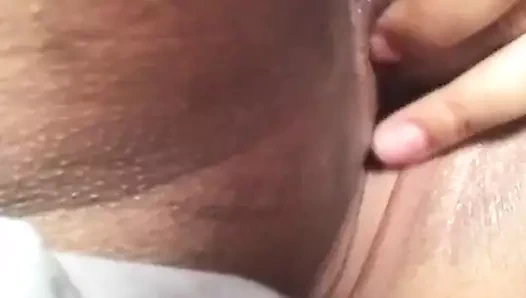 Külotumdan ıslak amımı parmaklıyorum