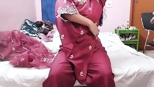 Kocası bakire kız kardeşinin önünde yaramazlık yapıyor